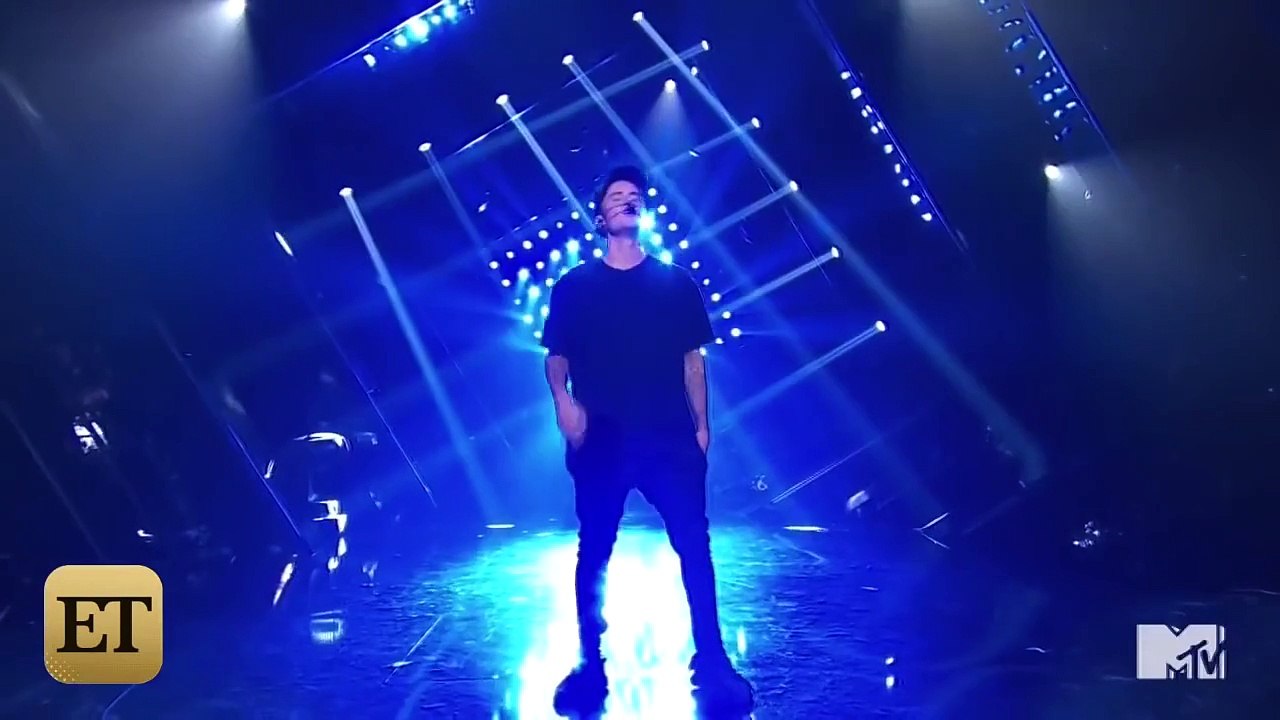 Justin Bieber Breaks Down In Tears On VMA Stage, Where Was Selena Gomez-