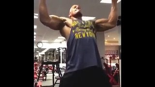 Vídeo de Dwayne Johnson (The Rock) entrenando en el gimnasio