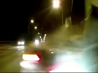 【交通事故】 トラックの幅寄せでコケて電柱に激突するスクーター！ドライブレコーダー