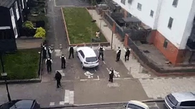 Группа полицейских против одного мигранта