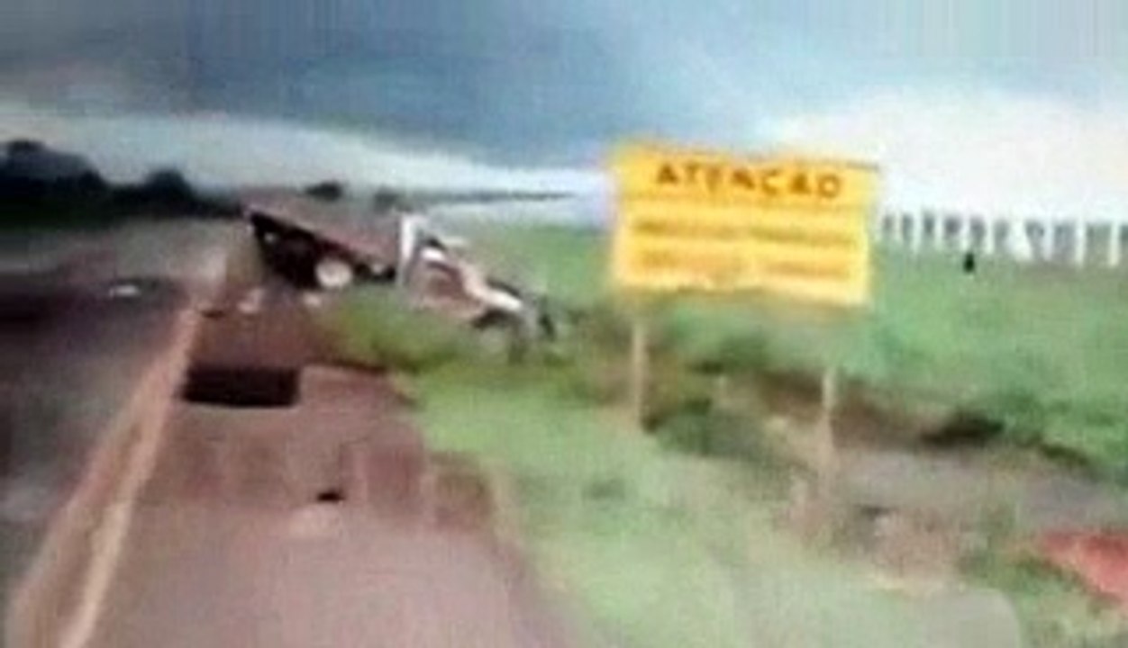 EM GOIÁS CONDUTOR PERDE CONTROLE DA CAMINHONETE QUE CAPOTA VÁRIAS VEZES, PASSAGEIRO É ARREMESSADO E SOBREVIVE