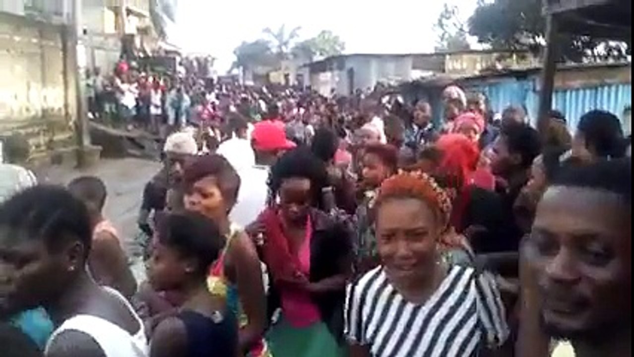 La Population ba Buki porte de la Maison de la Maman de Marie Misamu