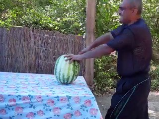 Как надо резать арбуз