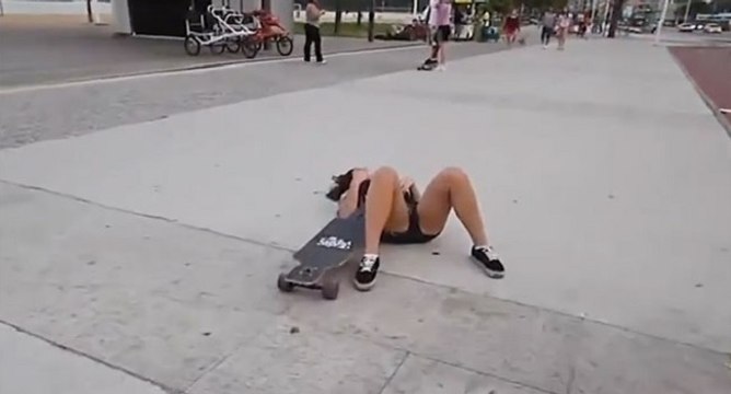 Cette jolie fille est très douée sur un longboard