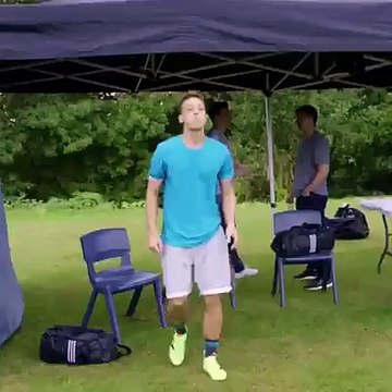 Mesut Özil jongle avec un chewing-gum