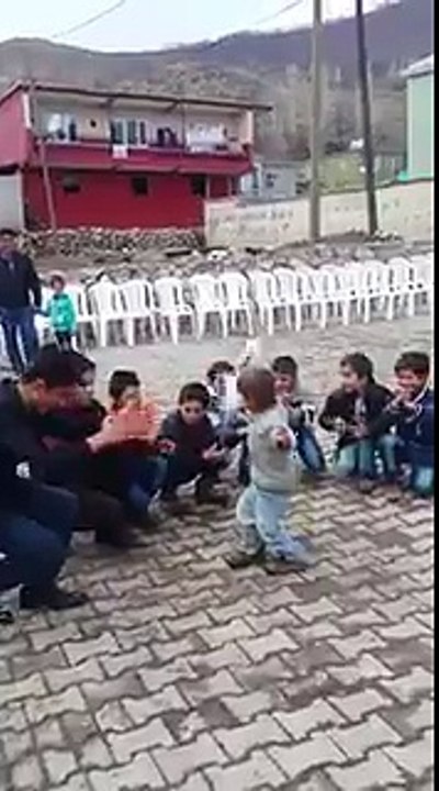 Halay oynayan minik çocuk