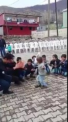 Halay oynayan minik çocuk