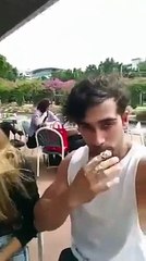 Kız arkadaşını sürekli zor durumda bırakan erkek
