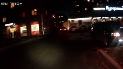 【危険】チャリと車が激突！めり込む！！交通事故　（NG＆未公開シーン集）