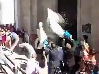 Mira lo que le pasó a esta pareja de recién casados al salir de la iglesia