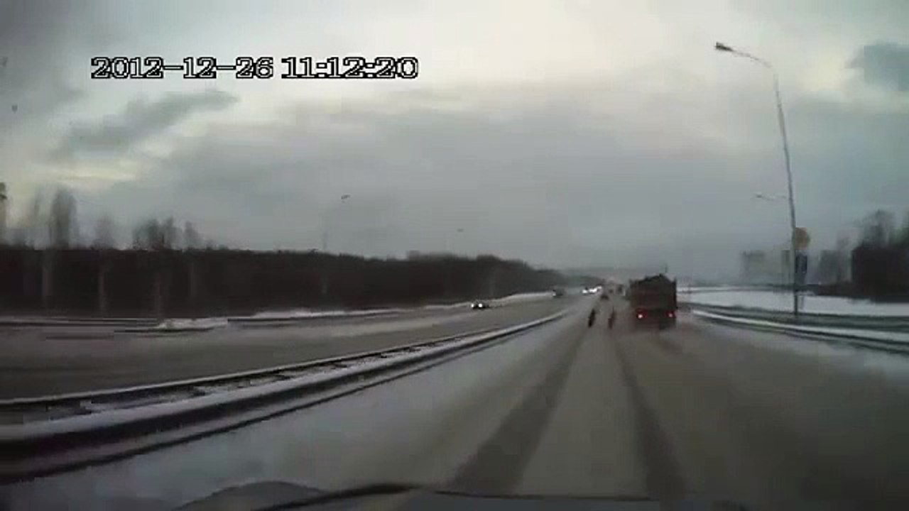 2013年に自動車事故。トラクターのトラックをロードする