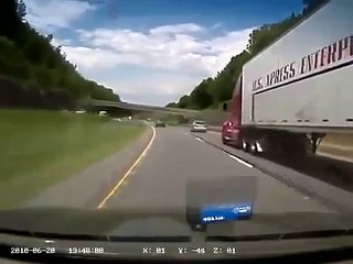 Car crash トラックの強引すぎる幅寄せの犠牲になった