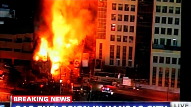 Kansas City EXPLOSION: Car hits gas line, sparks FIRE on Country Club Plaza (19.02.2013)