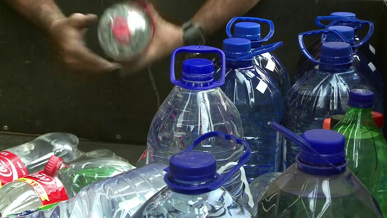 Volunteers send water as S.African temperatures soar