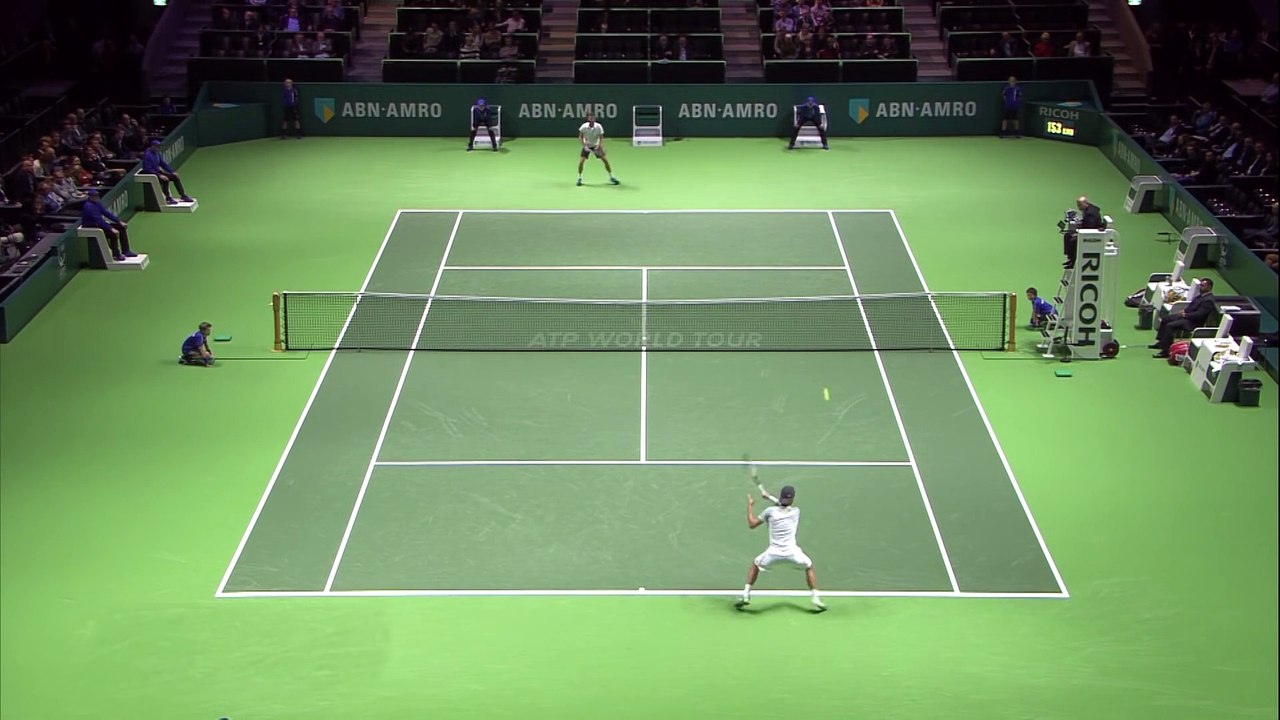 Un ramasseur de balles jongle dans son dos en plein match de tennis