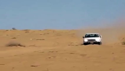 Un pick up escalade une dune géante très facilement
