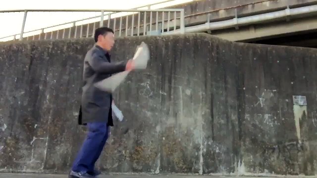 Japanese Guy uses Umbrellas as nunchaku sticks!