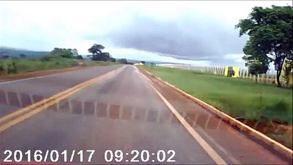 Un homme éjecté d'une camionnette