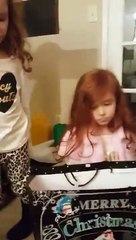 Des parents offrent des poupées noires à leurs filles