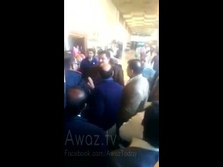 Watch how PMLN's Khurram Dastgir is 'helping' the passengers stuck at Karachi airport since 3AM today