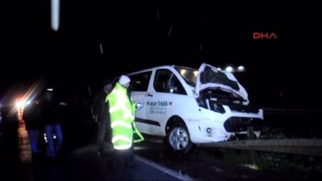 Sakarya- Bariyerlere Çarpan Otomobile Minibüs Çarptı: 3 Yaralı