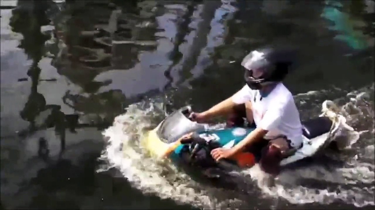 バイクは水中でも走るんです！ 2013 (HD)