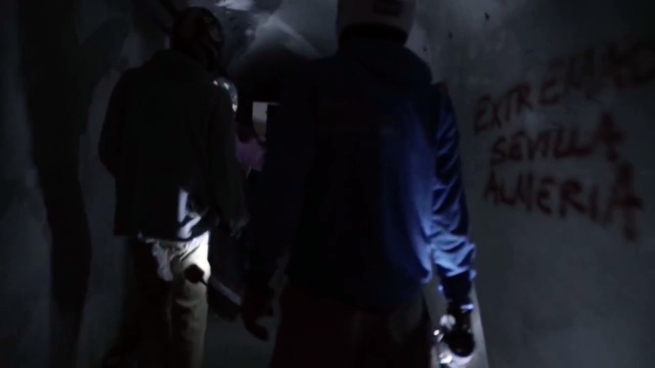 Sport extrême : Une descente de longboard dans les Alpes, sous la pleine lune