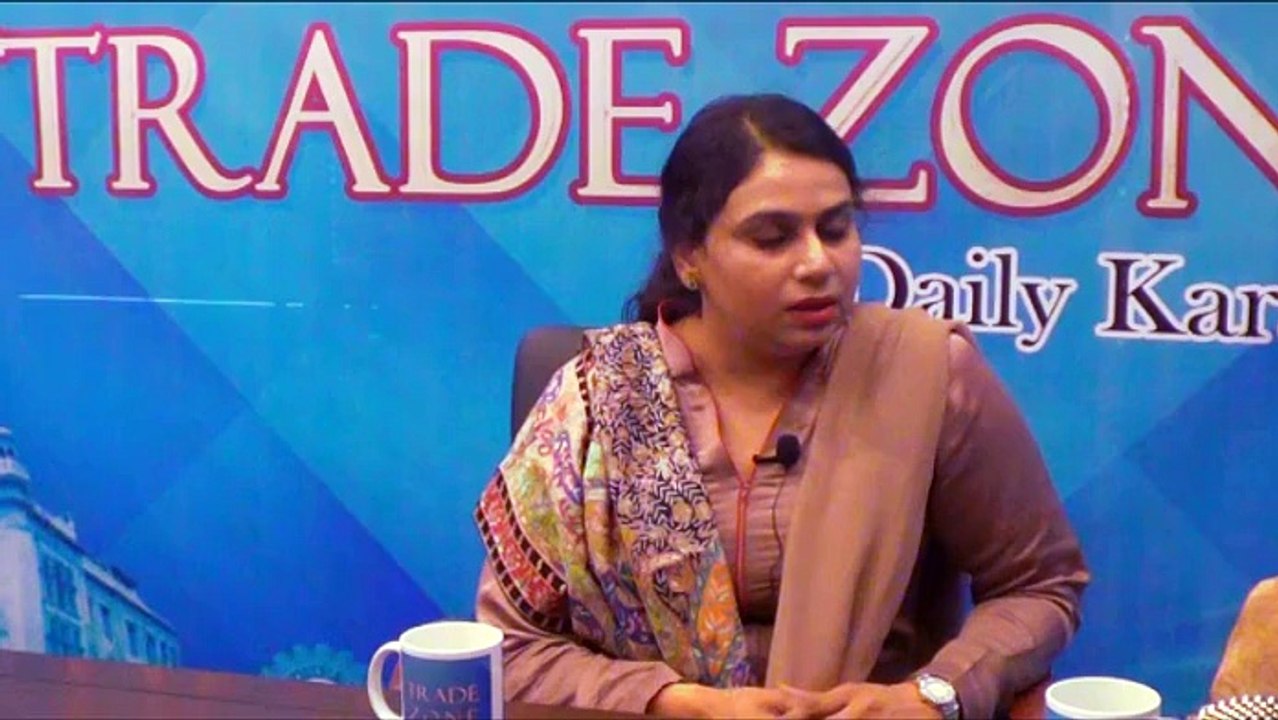 A.K. Memon discussing with Hina Mansab Khan - Vice Chairperson of SAARC SCWEC (2014-2015) at Trade Zone.