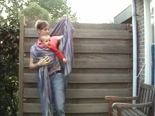 Portage en écharpe: la position en bouddha