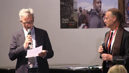 Noël Coret décoré par Thierry Lhermitte au vernissage du Salon d'Automne 2014 à Paris