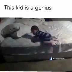 Kendi güvenliği alan yaratıcı bebek..