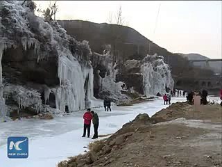 Villagers create spectacular icefall scenery in N China 2016