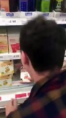 Télécharger la video: Faire son shopping avec le pire des potes... Blague pourrie sur blague pourrie