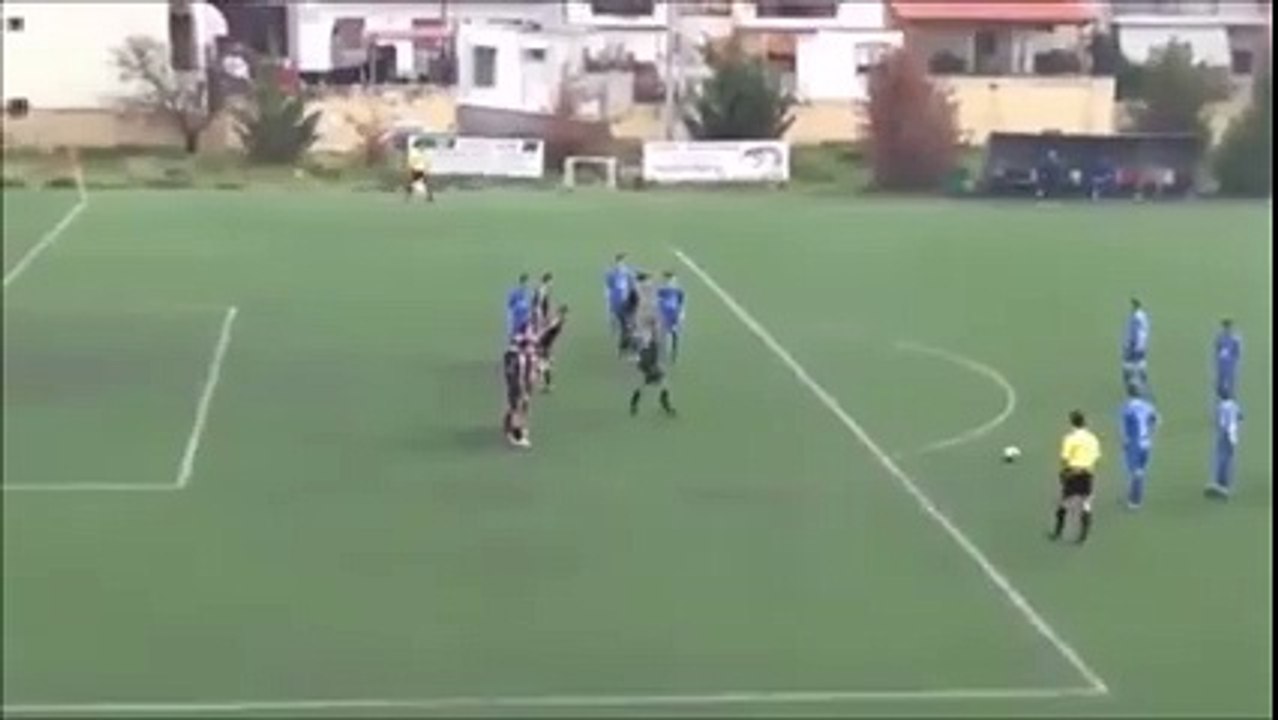 Cette vidéo résume l'idiotie dans la football...