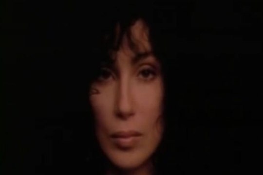 Cher dona miles de botellas de agua a Flint