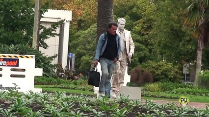 Convincing living statue scares everyone!