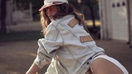 Avustralyalı Model Nicole Trunfio, Üstsüz Poz Verdi