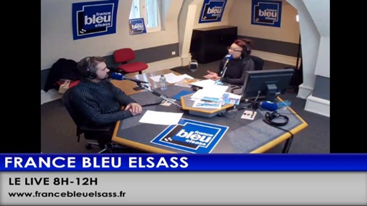 Jean-Michel Obrecht prépare avec Simone Morgenthaler des crêpes pour la Chandeleur