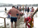 Epiphanie orthodoxe: les Russes sautent dans l'eau glacée sous la neige pour se purifier