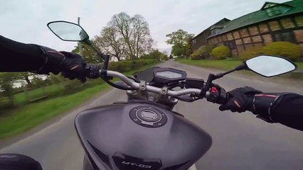 Un motard arrive trop vite dans un virage