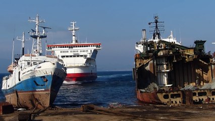 Faire échouer un bateau de croisière sur la plage pour le détruire