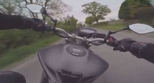 Un motard loupe un virage à cause de la vitesse