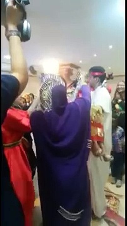 عريس يحرج عروسته بعد حملها والرقص بها
