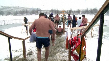 Epiphanie orthodoxe: les Russes sautent dans l'eau glacée
