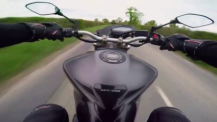 Un motard arrive trop vite dans un virage
