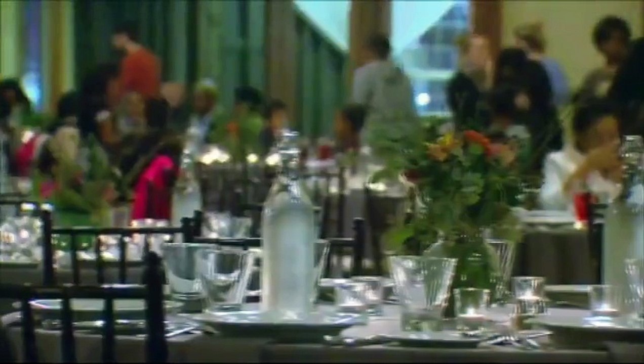 Son futur époux rompt leurs fiançailles, elle invite des sans-abris à la cérémonie de mariage