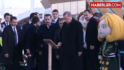 Cumhurbaşkanı Erdoğan, 945 Yıllık Ağaca Toprak Atıp Can Suyu Verdi