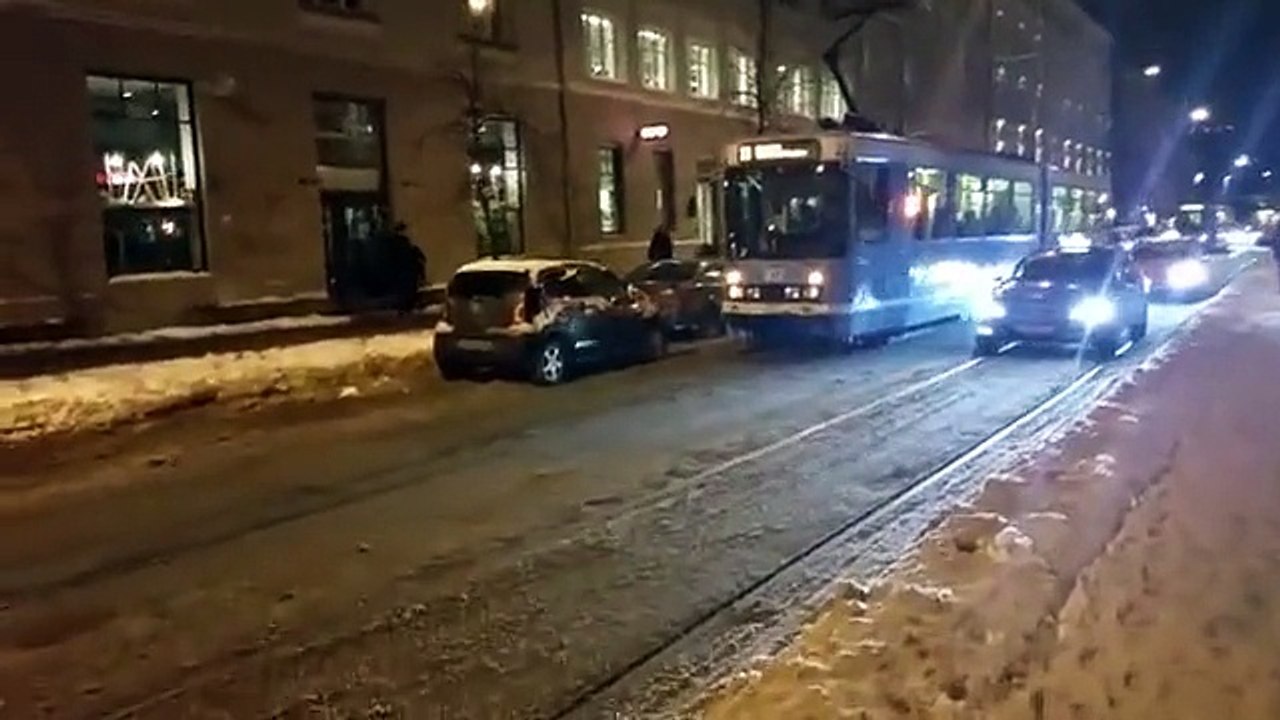 Źle zaparkowany samochód blokuje przejazd