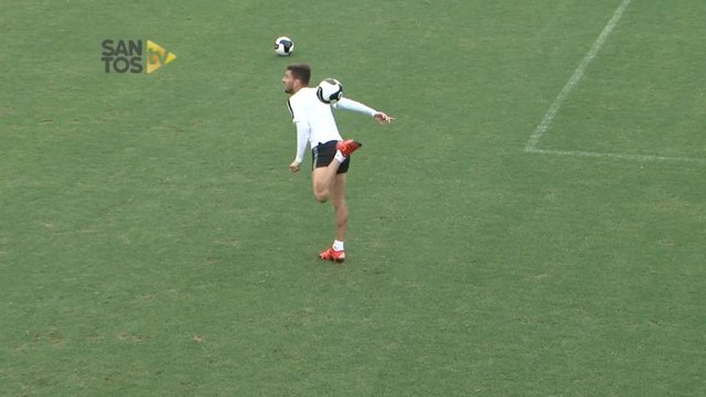 Lucas Lima mostra talento no freestyle em treino do Peixe