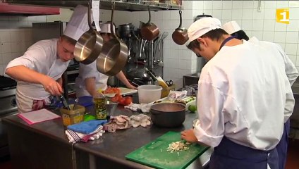 Les apprentis cuisiniers aux fourneaux